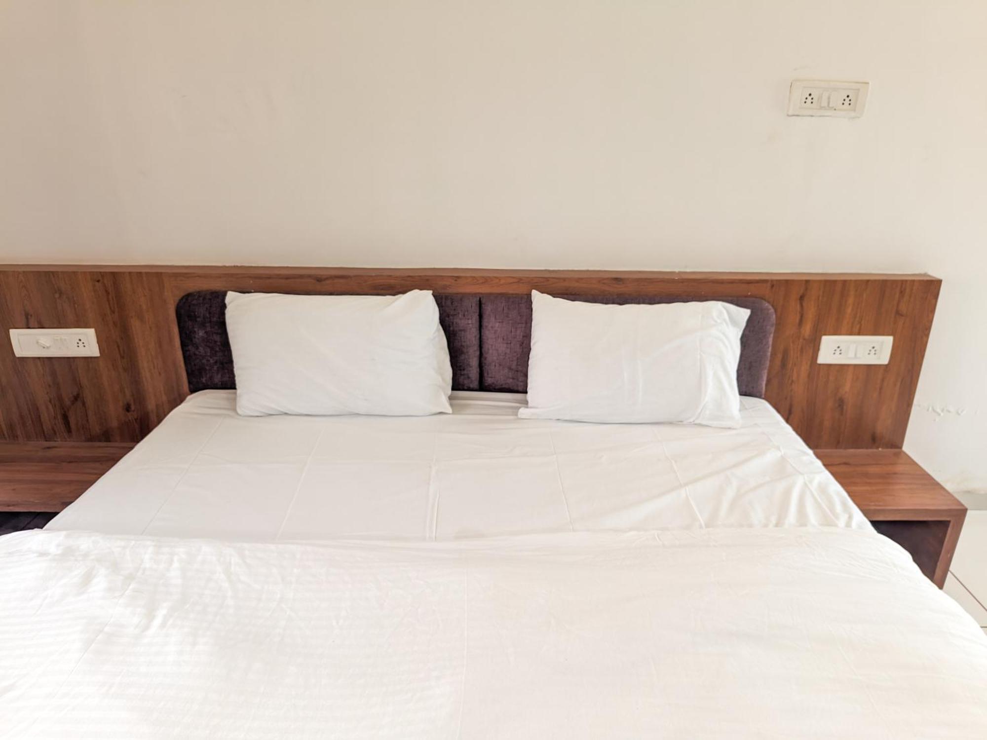 Samrat Homestay Garudeshwar Exteriör bild