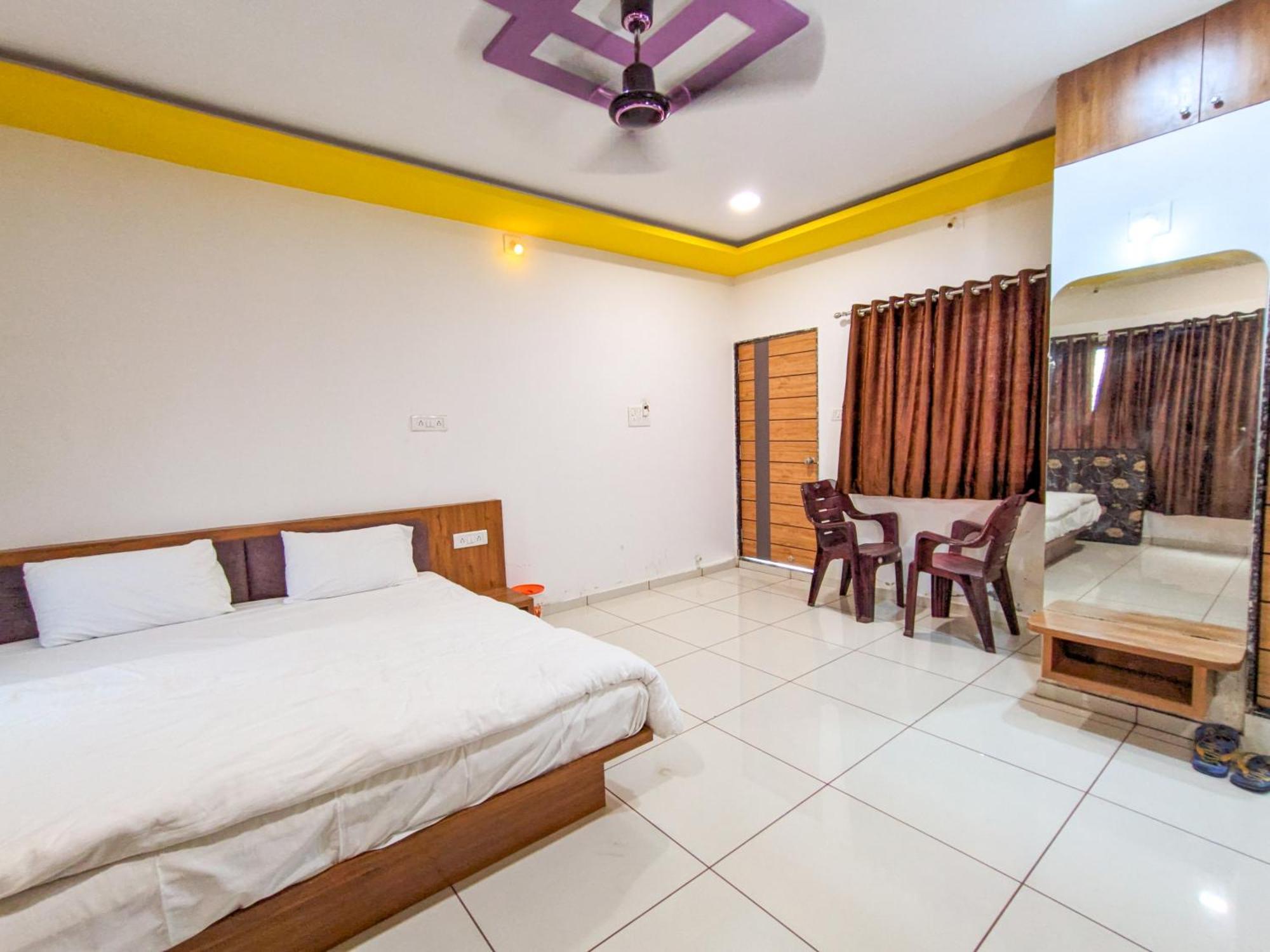 Samrat Homestay Garudeshwar Exteriör bild