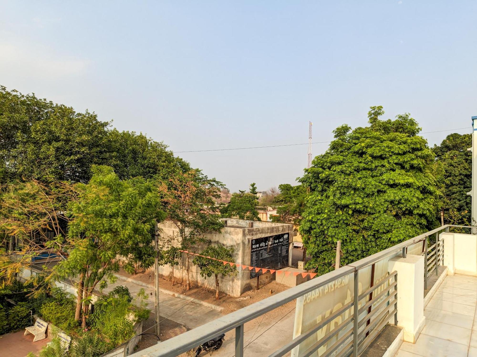 Samrat Homestay Garudeshwar Exteriör bild