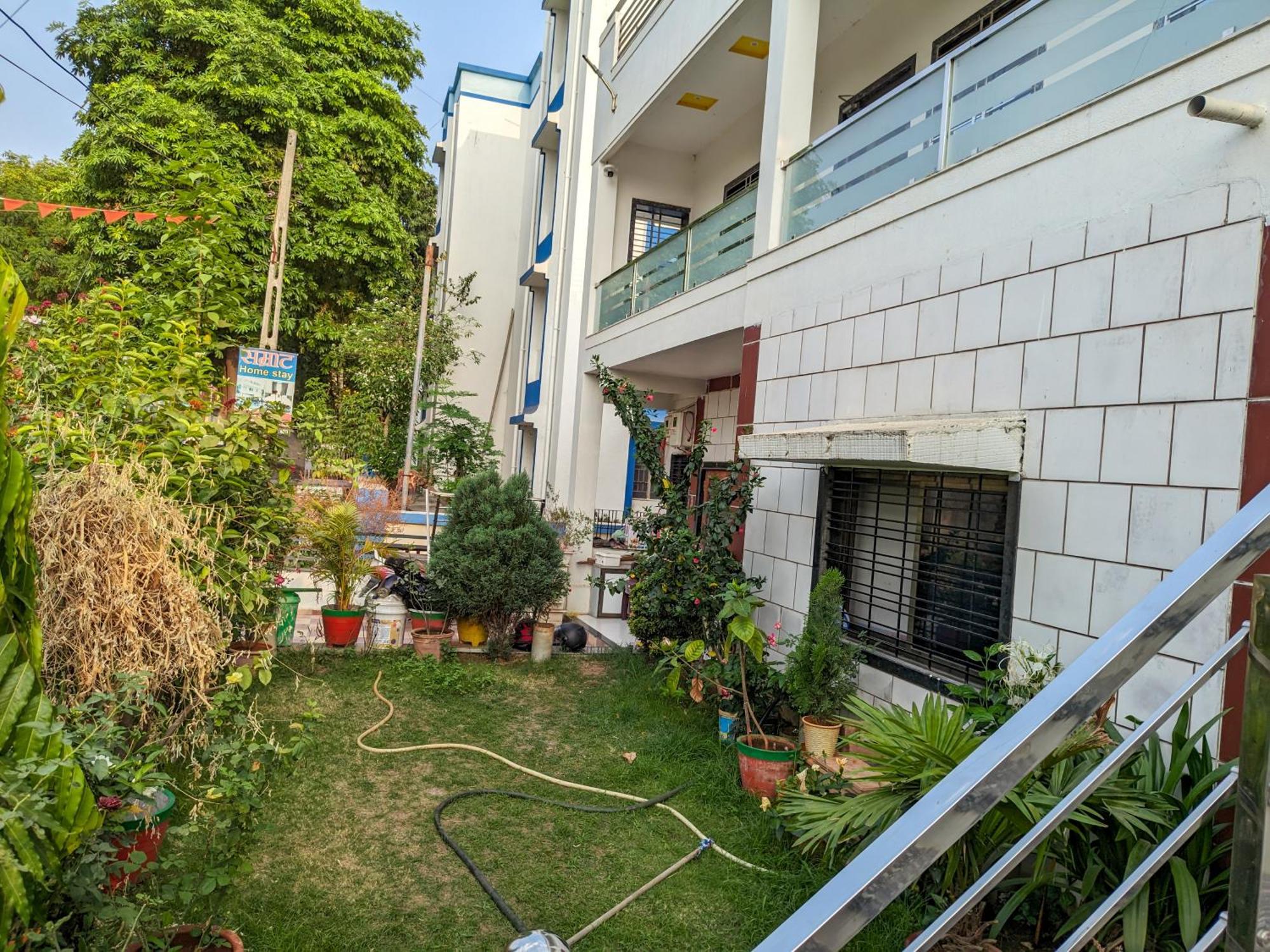 Samrat Homestay Garudeshwar Exteriör bild