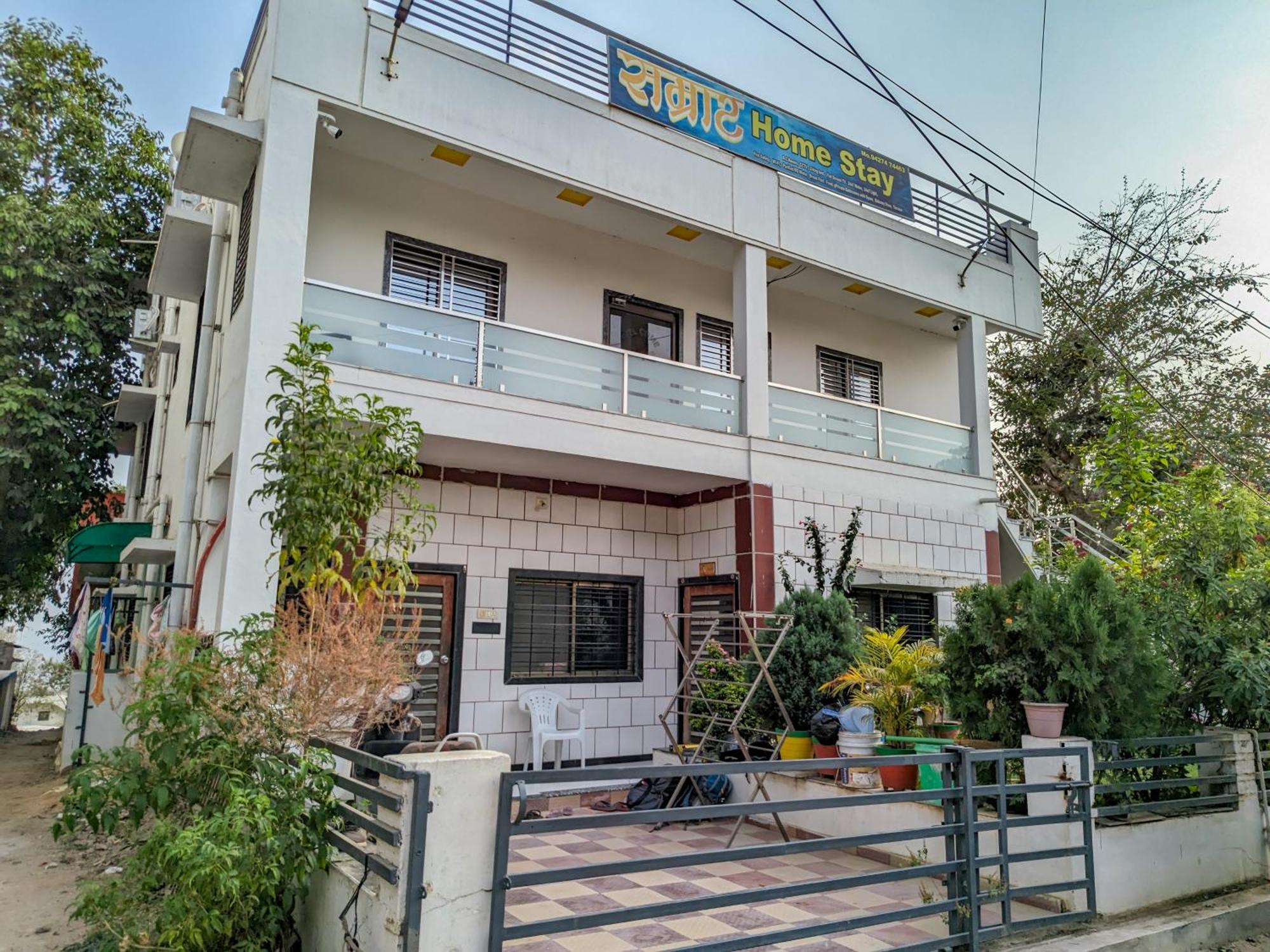 Samrat Homestay Garudeshwar Exteriör bild